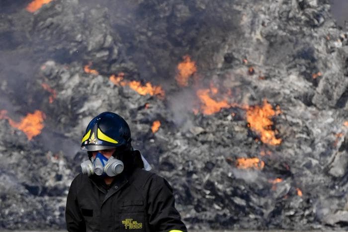 La Cina non prende più rifiuti di plastica italiani: e i depositi si incendiano