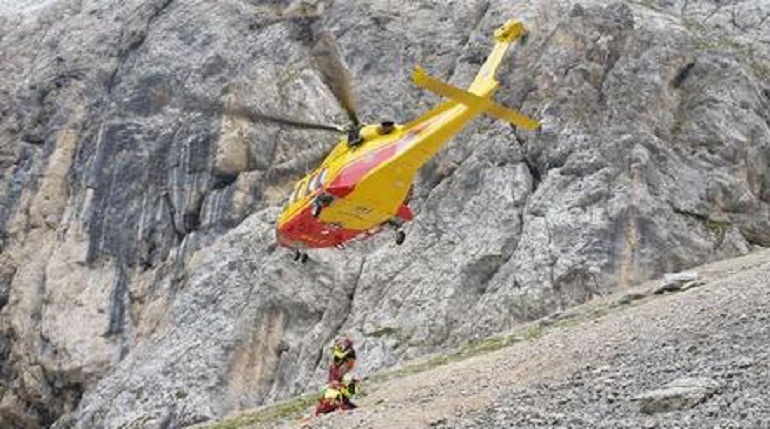 Forni di Sopra (Udine), incidente in montagna: precipita in un dirupo e muore (foto d'archivio Ansa)