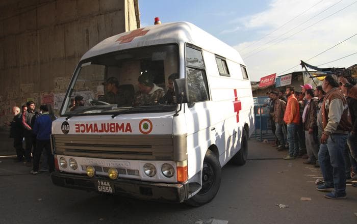 India, treno travolge folla sui binari per guardare i fuochi d'artificio: almeno 50 morti