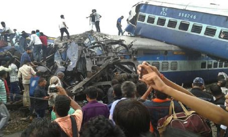 India, treno deraglia all'ingresso della stazione: almeno cinque morti (foto d'archivio Ansa)
