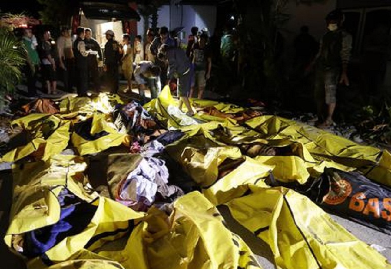 Indonesia, almeno 1200 morti dopo terremoto e tsunami. Fosse comuni per seppellirli (foto Ansa)