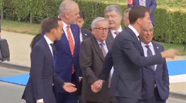 Salvini e la teoria di Juncker ubriaco e barcollante. Ma era solo sciatica