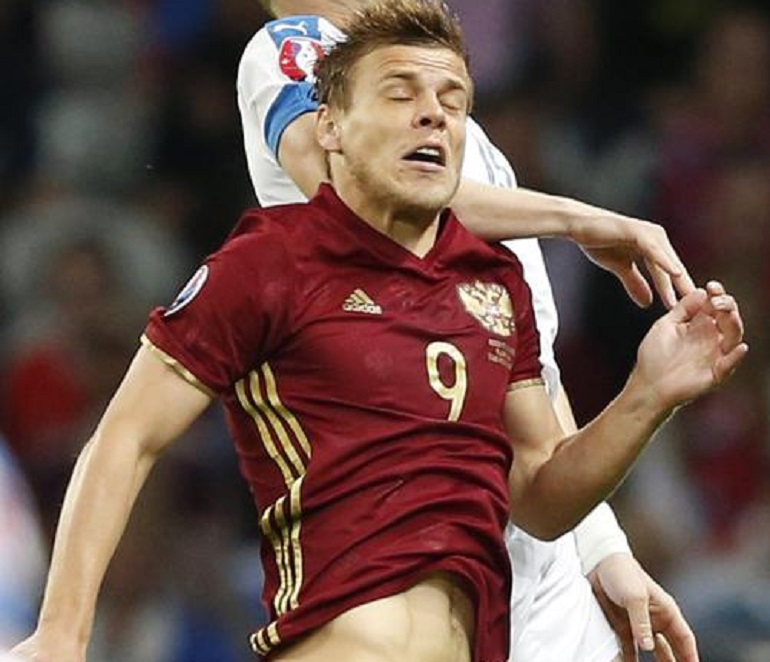 Kokorin e Mamaev, i due calciatori russi aggrediscono un funzionario governativo (foto Ansa)