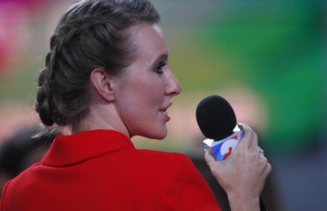 Samsung e la testimonial infedele: Ksenia Sobchak, star russa, usa l'iPhone in tv