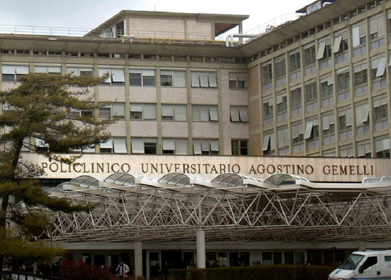 Ladispoli, il kitesurfer risucchiato da un elicottero militare: "Sono volato, poi lo schianto sulla sabbia" (foto Ansa)