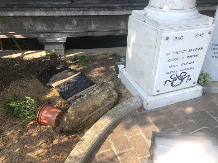 Savona, spezzata la lapide che ricorda le Camicie nere tra i caduti