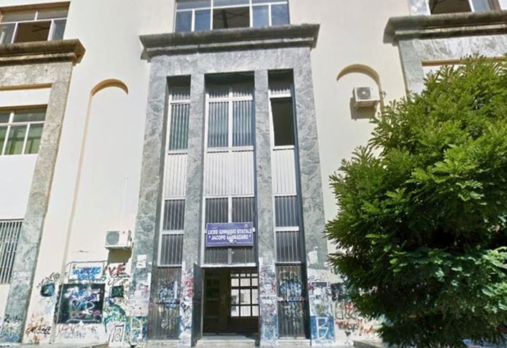 Napoli, al liceo Sannazaro mancano le aule per far lezione: studenti al mare. Preside denunciata