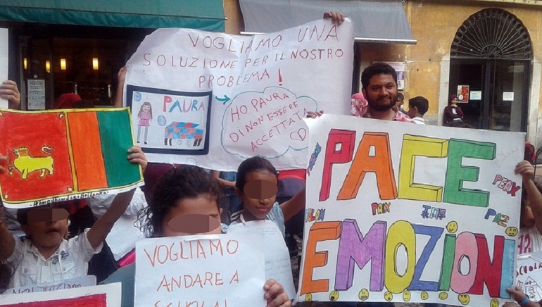 Lodi, bambini extracomunitari tornano a mensa (foto Ansa)