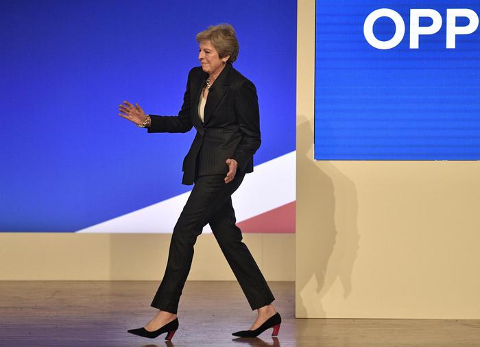 Brexit, "Mamma mia": il cantante degli Abba evoca la Grande depressione, Theresa May ci balla sopra