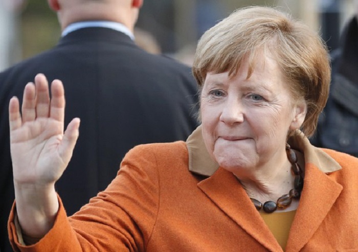 Merkel of the record. Italia pronta a farsi saltare pur di far saltare la Ue