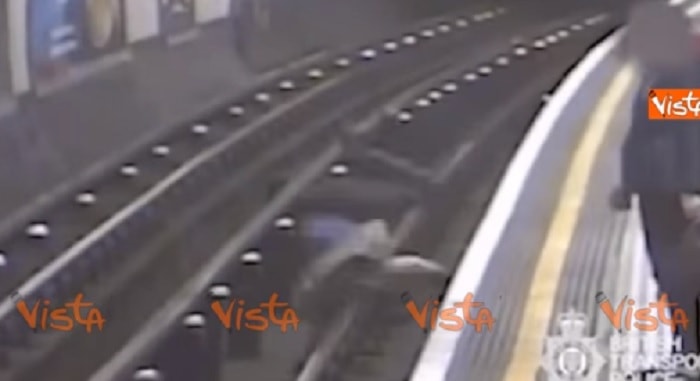 londra metro anziano