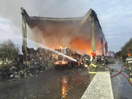 Milano, incendio in discarica: rischi in tutta la città. Comune: "Nessun pericolo, ma se sentite odore non uscite"