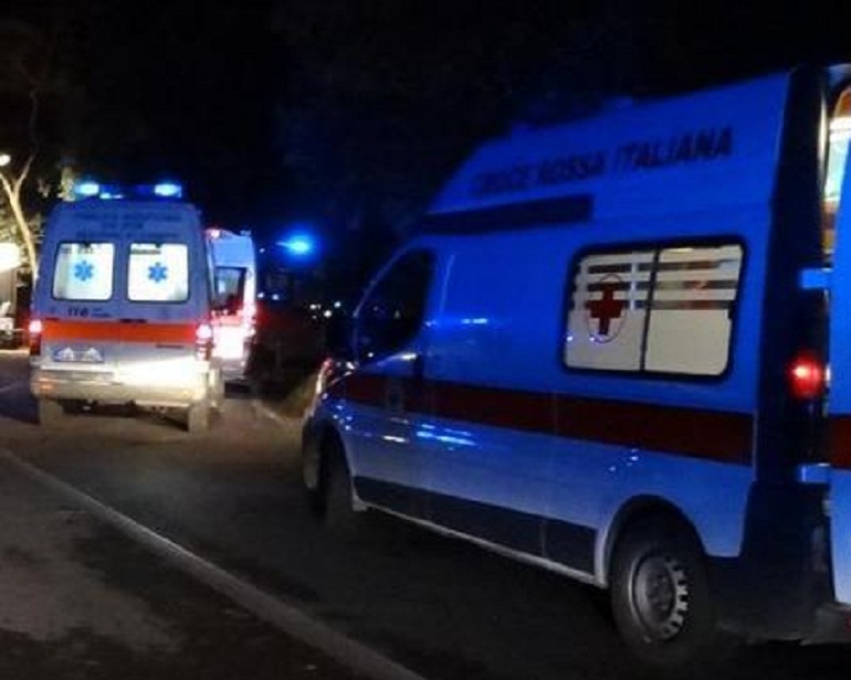 Milano, operaio travolto e ucciso da un'auto durante i lavori nel cantiere stradale (foto Ansa)