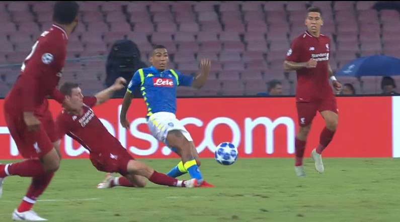 Milner piede a martello su Allan in Napoli-Liverpool: andava espulso
