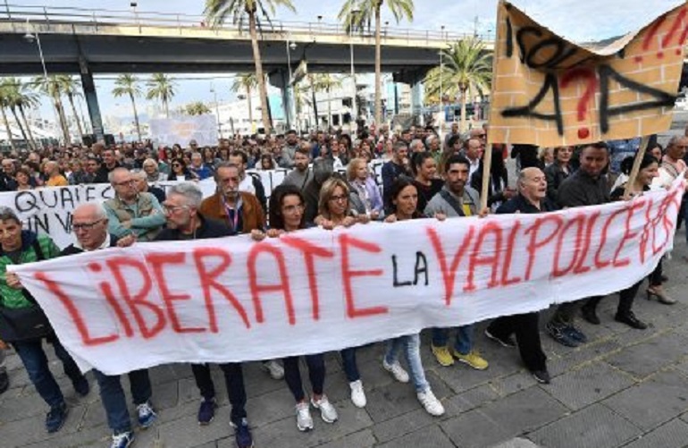 Genova, la protesta dei cittadini contro Toninelli: "Non raccontateci musse" (foto Ansa)