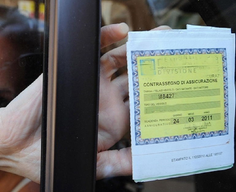 Napoli: 2800 incidenti falsi all'anno, 8 al giorno. Per truffare le assicurazioni (foto Ansa)