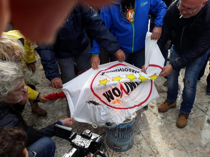 No Tap, rivolta a San Foca: bruciate tessere elettorali e foto politici M5s. "Siete peggio dei vostri predecessori"