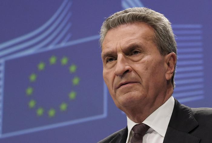 Oettinger: "Ue respingerà la manovra italiana". Salvini: "Non la cambieremo"