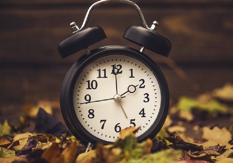 L'ora solare torna il 28 ottobre. Terna: "Con l'ora legale risparmiati 111 milioni di euro" (foto Ansa)