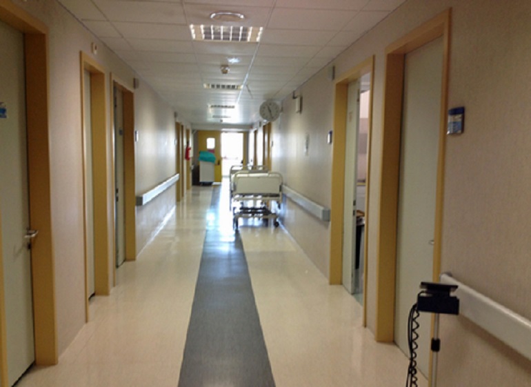 Wakefield, se ti accendi una sigaretta nei pressi dell'ospedale... Vieni redarguito dall'altoparlante (foto d'archivio Ansa)