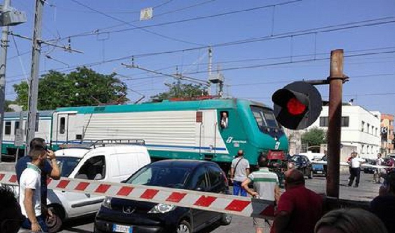 Acerra, auto contro passaggio a livello: treni saltati e ritardi sulla Napoli-Caserta (foto d'archivio Ansa)