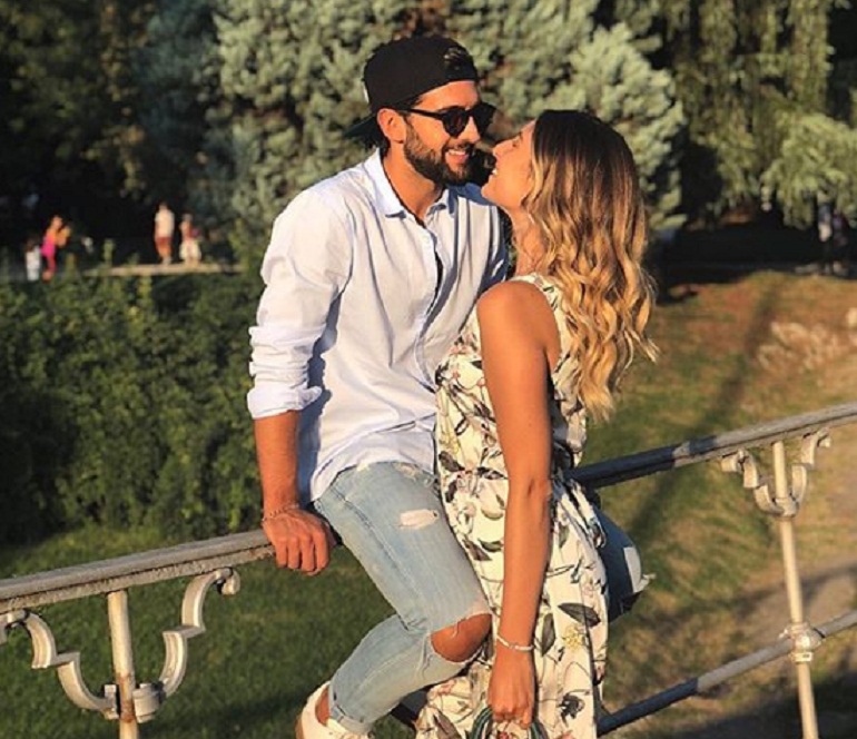 Pietro Barone e Valentina Allegri, l'incontro all'aeroporto di Linate. Lui si presenta con una rosa (foto Instagram)