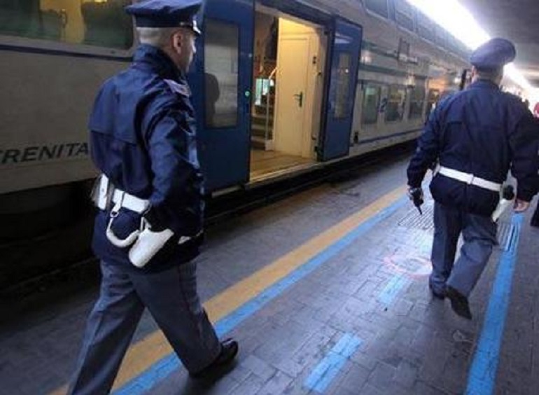 Fondi: sale sul treno senza biglietto, scappa e aggredisce due agenti: arrestato (foto Ansa)