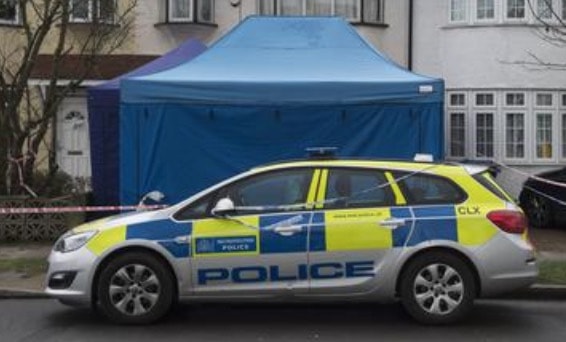 Lega la figlioletta a faccia in giù in una "gabbia mostruosa" fino ad ucciderla