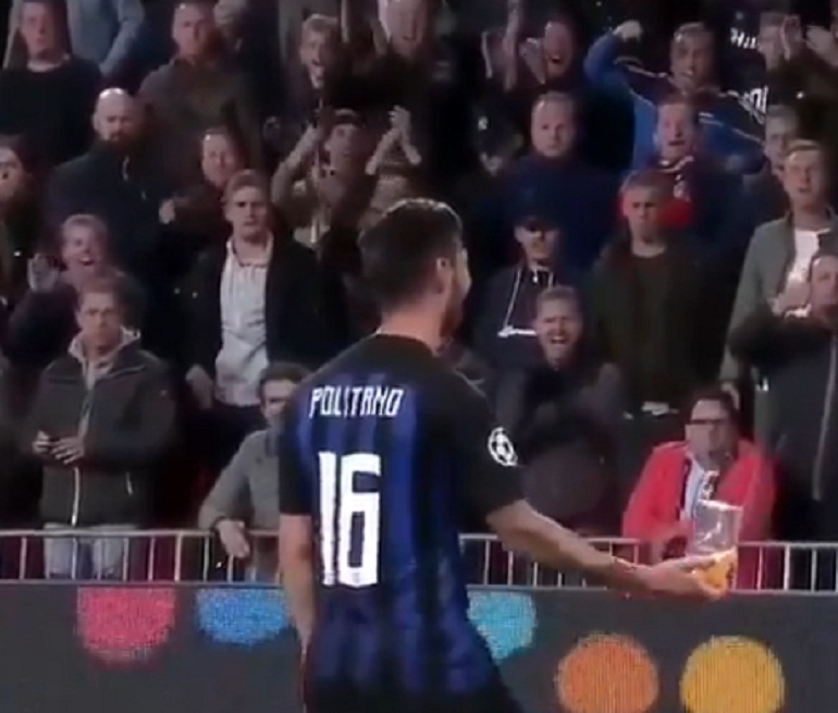 Politano: i tifosi gli lanciano la birra, lui la prende al volo VIDEO