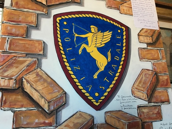 Beppe Grillo a Genova non ha abolito i poveri. Lui a Sant'Ilario, loro sotto il ponte Morandi