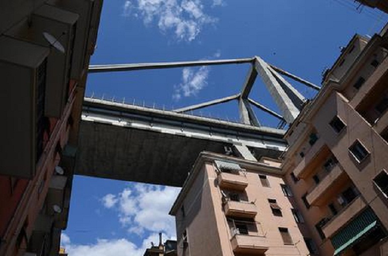 Ponte Morandi, la commissione spiega: “Possibili falsi allarmi dai sensori” (foto Ansa)