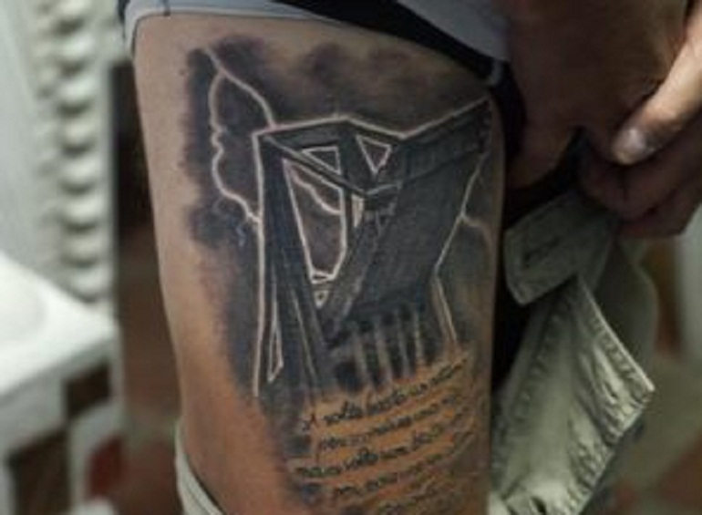 Genova, si tatua il Ponte Morandi: "E' importante che nessuno dimentichi"