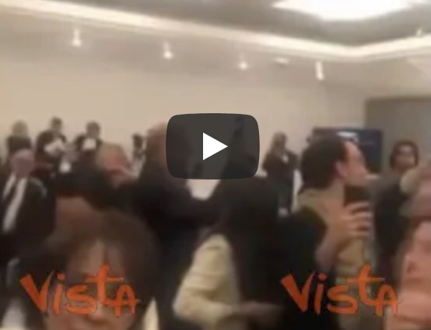 Banksy, il quadro Girl with balloon viene battuto all'asta e subito si autodistrugge VIDEO