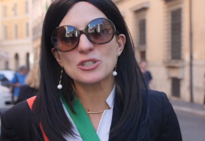 Finta sindaca Raggi spot referendum Atac