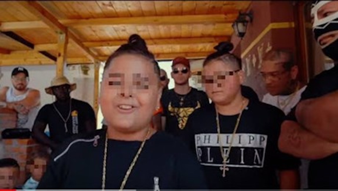 Troupe di Stasera Italia minacciata al campo rom del baby rapper 500Tony: "Riina vi ha fatto saltare in aria"