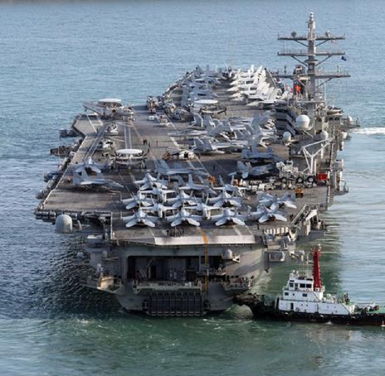 Filippine, elicottero Usa si schianta sulla portaerei Ronald Reagan: diversi marinai feriti (foto Ansa)