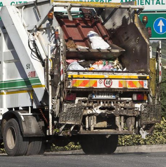 Scandicci camion rifiuti travolge donna