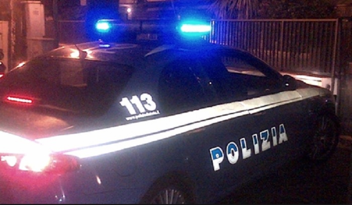 Anziano scopre che la moglie (30 anni più giovane) lo tradisce col consuocero: rissa al ristorante