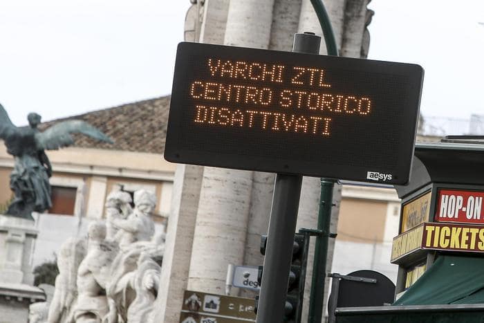 Roma, niente auto nel centro storico la domenica? La Raggi vuole chiudere le Ztl