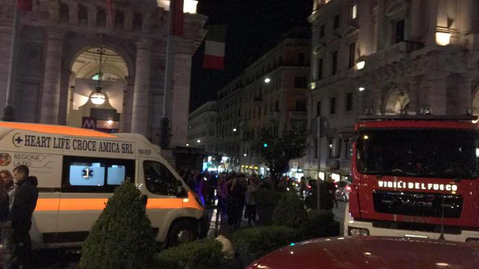 Roma, cede scala mobile nella metro Repubblica. Tifosi Cska Mosca incastrati tra le lamiere