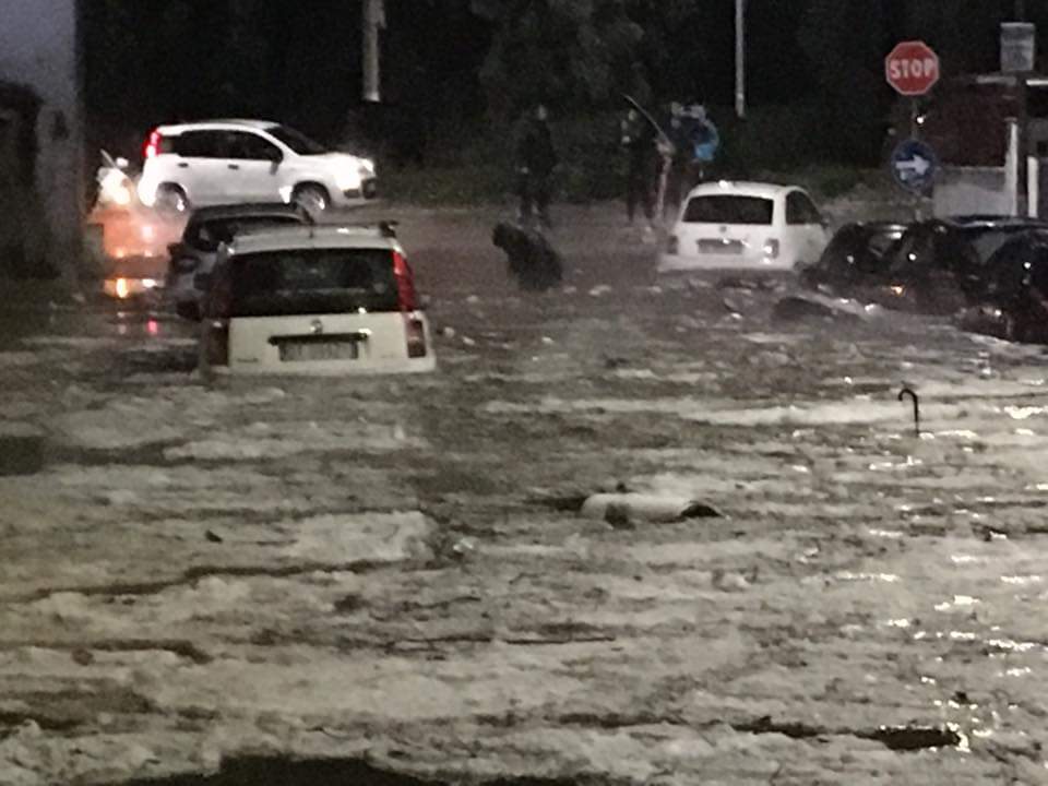 Maltempo, nubifragi da Milano a Catania: a Roma strade allagate, a Napoli scuole chiuse FOTO-VIDEO