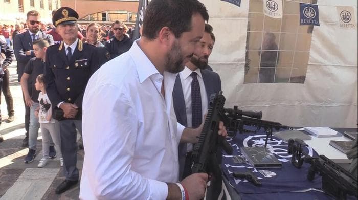Salvini col mitra dei Nocs. E spara 12 tweet al giorno