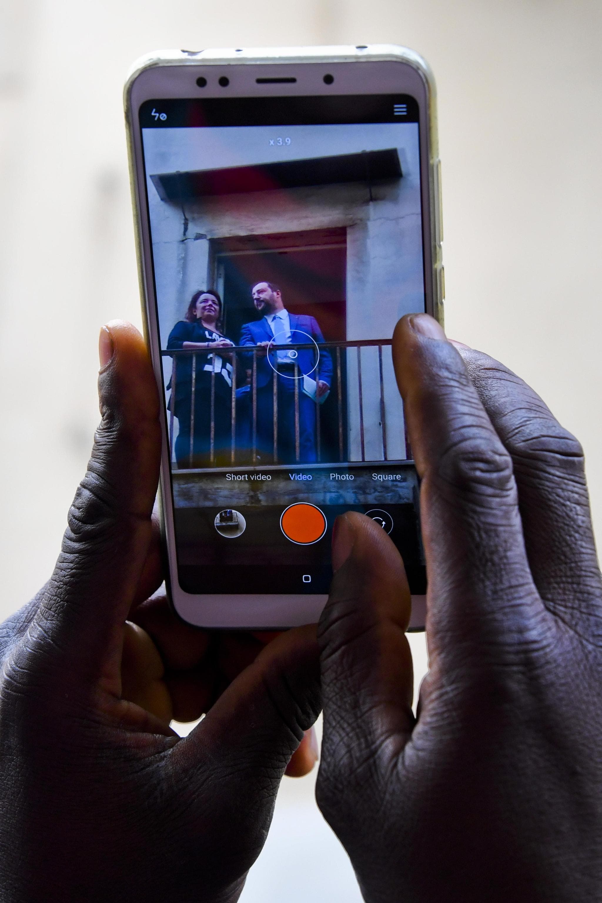 Salvini a Napoli: gli immigrati si fanno i selfie con lui11