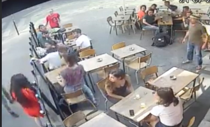 parigi schiaffo bar donna