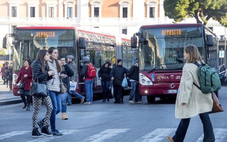 Sciopero generale venerdì 26 ottobre, trasporti, scuola e sanità: gli orari (foto Ansa)