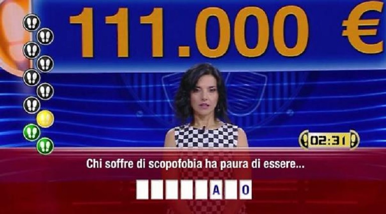 "Caduta Libera", la domanda: "Chi soffre di scopofobia...". Gerry Scotti in imbarazzo