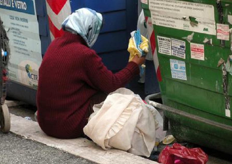 Milano, senzatetto morde la mano a una poliziotto: "Portatemi in carcere. Voglio mangiare"
