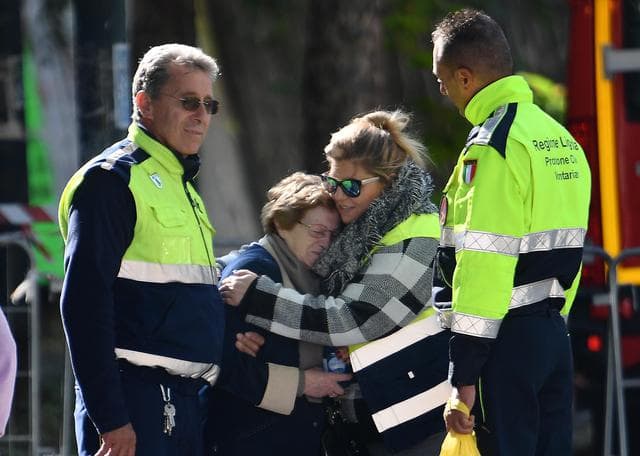 Genova, il ponte: la vita in 50 scatoloni. Sotto casa di Grillo gli operai traditi