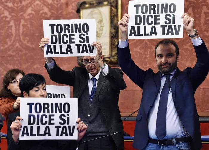 Torino: imprese, sindacati, commercianti in piazza contro i no Tav