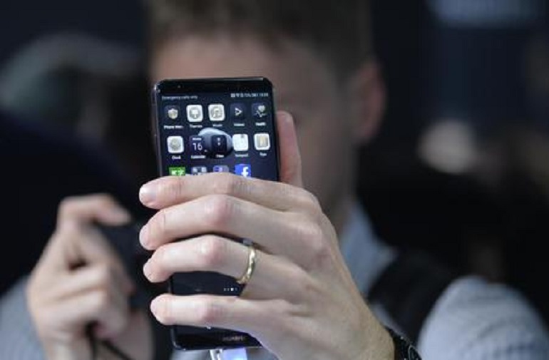 Sree Sreenivasan, il guru dei social: "Ecco le regole per combattere la dipendenza da smartphone" (foto Ansa)